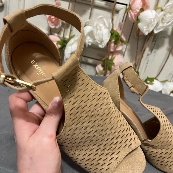 Express tan faux suede block heel - Picture 4 of 6